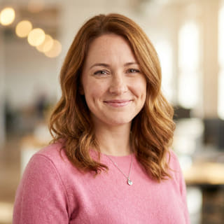 Emily Watson, bei Schlüssur Equity als Leiterin des Kundensupports aufgeführt, in einem Profilbild